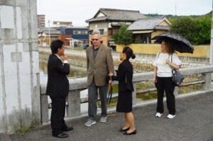 クロアチア大使が宇多津町を視察する様子の画像1