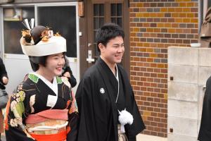 福歩きで夫婦が歩いている画像