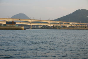 現在の大束川付近の沿岸から船で飯野山を望む