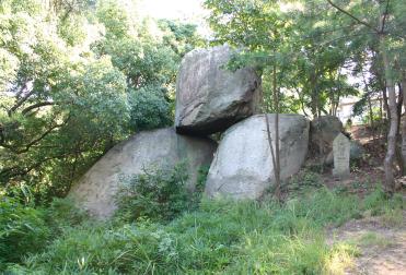 青の山にある史跡「三つ岩」